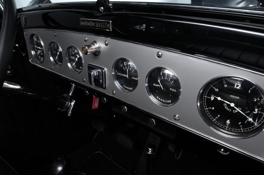 Панель приборов Marmon Sixteen Limousine by LeBaron 1931 года  (фото 4 из 18)